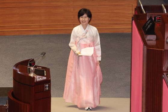 한복을 입은 백혜련 더불어민주당 의원이 지난 27일 국회 본회의에서 제22대 국회 정기국회 개회식에서 한복을 입자고 의원들에게 제안하는 5분 자유발언을 하기 위해 발언대로 향하고 있다. 연합뉴스