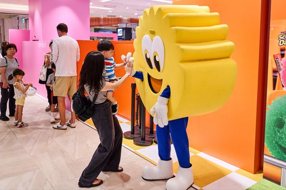 스크럽대디의 마스코트 인형탈이 부산 시민들과 교감하는 모습. 스크럽대디코리아