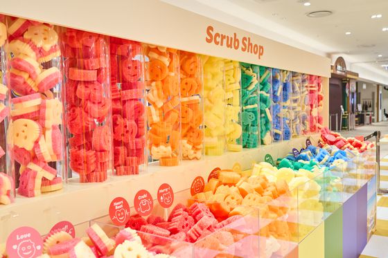 디저트 전문 가게 콘셉트로 구현된 스크럽대디 부산 팝업. 스크럽대디코리아
