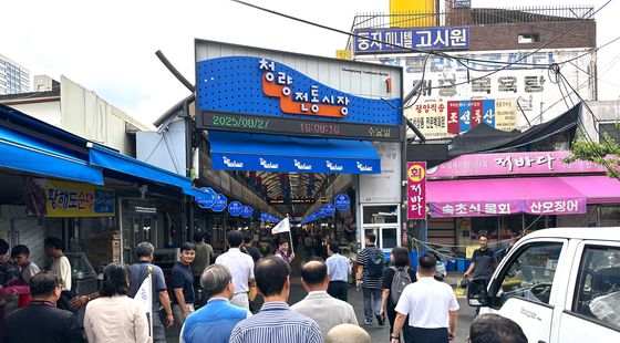 무더위 속에서 청량리 전통시장 프레스투어를 진행 중인 이필형 동대문구청장(정가운데 보라색 조끼). 문희철 기자