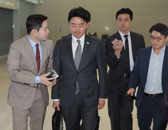 강훈식 대통령 비서실장이 24일 이재명 대통령의 미국 순방길 동행을 위해 인천국제공항 제2여객터미널을 통해 출국하고 있다. 연합뉴스