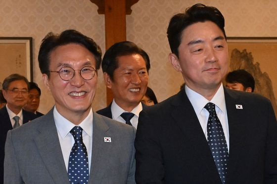 10일 서울 종로구 삼청동 총리 공관에서 열린 2차 고위당정협의회에서 김민석 국무총리(왼쪽), 정청래 더불어민주당 대표(가운데), 강훈식 대통령 비서실장이 기념 촬영을 마친 뒤 이동하고 있다. 뉴스1