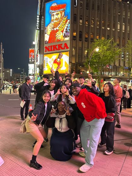 밍글링 투어 라이트 훗카이도 여행을 함께한 조나단, 파트리샤 남매와 참가자들. 사진 하나투어