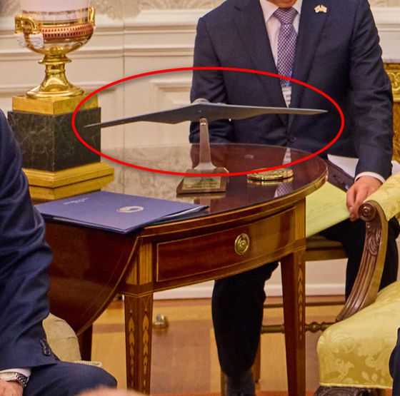 도널드 트럼프 미국 대통령 백악관 집무실 협탁 위의 B-2 모형. 트럼프 대통령은 ″회사(B-2 제조사인 노스럽그러먼)에서 준 것 같다″고 설명했다. JTBC 캡처