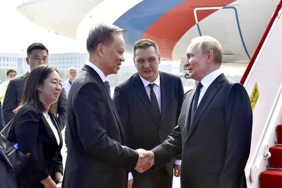 북한 최고지도자가 천안문 열병식에 마지막으로 참석한 지난 1959년 중국 건국 10주년 기념열병식에 호찌민(왼쪽) 베트남 국가주석 마오쩌둥(가운데) 중국공산당 주석, 니키타 흐루쇼프(오른쪽) 소련공산당 서기장이 군대 사열을 지켜보고 있다. 바이두 캡처