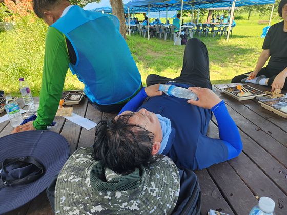 '2025 통일걷기' 첫날인 7월 28일 점심시간에 폭염으로 탈진한 김영진 더불어민주당 의원이 평상에 누워 휴식을 취하고 있다. 이날 한낮 기온은 섭씨 38도에 달했다. 하준호 기자