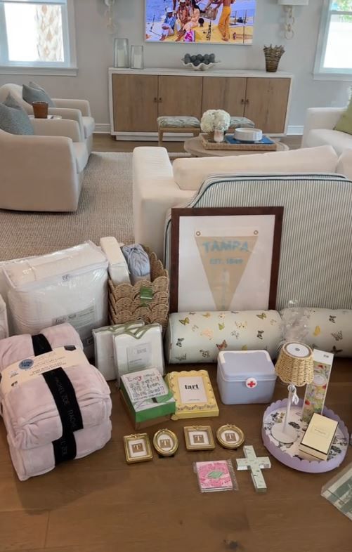 틱톡에서 #dormlife(기숙사 라이프) #dormessentials(기숙사 필수품)이라는 해시태그로 검색하면 볼 수 있는 콘텐트. 기숙사를 가정집처럼 편안하고 우아한 느낌으로 꾸민 모습이 눈길을 끈다. 사진 틱톡 캡처