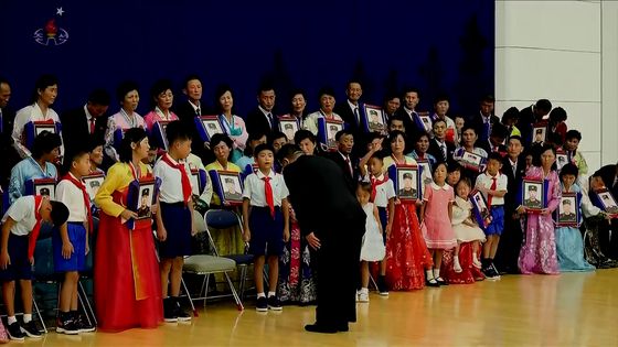 김정은 북한 국무위원장이 지난 29일 평양 목란관에서 해외군사작전에서 특출한 공훈을 세운 참전열사들의 유가족들을 만나 위로했다고 조선중앙TV가 보도했다. 조선중앙TV 캡쳐, 뉴시스