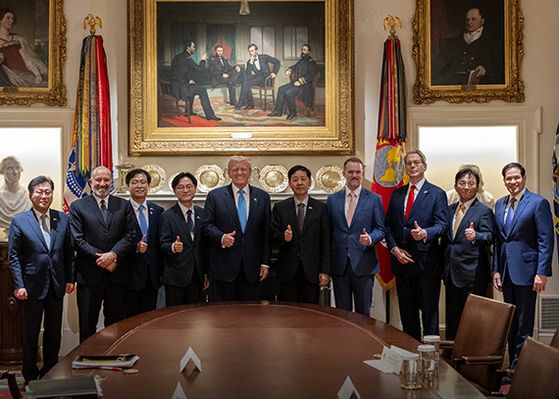 지난 7월 30일(현지시간) 도널드 트럼프 미국 대통령을 비롯한 미국 정부 인사들과 구윤철 경제부총리 겸 기획재정부 장관을 비롯한 한국 정부 대표단이 워싱턴 DC 백악관에서 통상 협상에 타결한 뒤 엄지손가락을 치켜들며 기념 촬영을 하고 있다. 사진 백악관 엑스(X)
