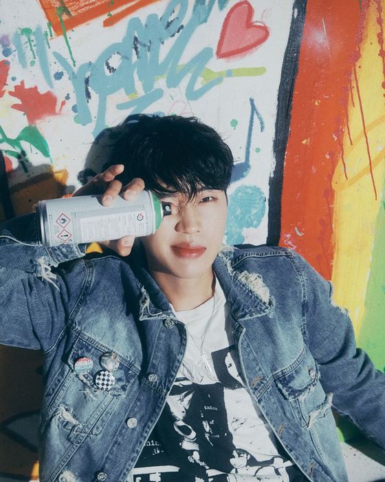 '아임 히어로2'는 환경 문제를 고려해 음반차트에 집계되지 않는 앨범북 형태로 공개됐다. 사진 물고기뮤직·멜론