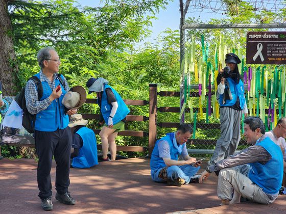 이인영 더불어민주당 의원(맨 왼쪽)이 2025 통일걷기 행사 첫날인 7월 28일 첫 휴식시간에 이창석 국립생태원장(맨 왼쪽)의 인사말을 들으며 웃고 있다. 하준호 기자