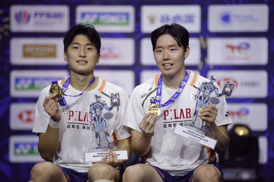 시상식 직후 우승 메달과 트로피를 들고 포즈를 취한 서승재(오른쪽)-김원호 조. EPA=연합뉴스