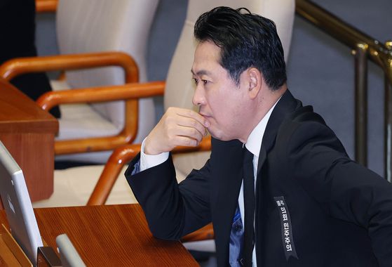 1일 국회 본회의장에서 열린 제429회 정기국회 개회식에서 장동혁 국민의힘 대표가 상복에 '근조 의회민주주위' 리본을 달고 참석해 있다. 임현동 기자