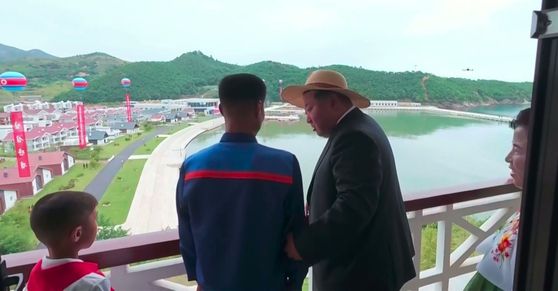 김정은 북한 국무위원장이 지난달 30일 함경남도 낙원군에 세워진 대규모 바다 양식기지인 낙원군바닷가양식사업소 준공식에 참석했다고 조선중앙TV가 31일 보도했다. 조선중앙TV 캡처=뉴시스