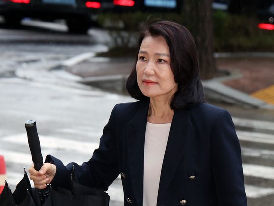 (과천=뉴스1) 황기선 기자 = 공무원의 정치적 중립 의무 위반으로 감사원으로부터 ‘주의’ 처분을 받으며 압박을 받고있는 이진숙 방송통신위원장이 1일 오전 경기 과천시 정부과천청사 방통위로 출근하고 있다. 2025.9.1/뉴스1