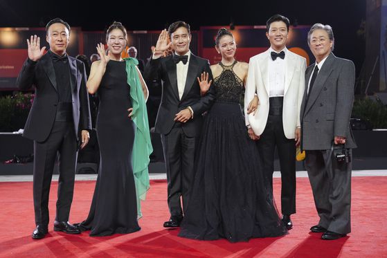 영화 ‘어쩔수가없다’에 출연한 배우 이성민·염혜란·이병헌·손예진·박희순과 박찬욱 감독(왼쪽부터)이 공식 상영을 앞두고 레드카펫에서 함께 포즈를 취했다. [AP=연합뉴스]