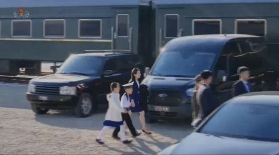 지난 4월 25일 북한 남포조선소에 거행된 최현함 진수식에 김여정 북한 노동당 부부장이 자녀와 함께 전용열차에서 내려 행사장으로 이동하고 있다. 위챗 캡처