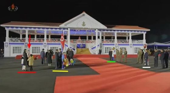 지난 4월 25일 북한 남포조선소에 거행된 최현함 진수식에 북한 고위 간부들이 자녀, 손주들과 참석했다. 빨간선은 김여정과 자녀들, 노란선은 이희용과 김덕훈, 초록선은 박종천과 그의 손주, 하얀선은 조춘용과 그의 손주들이다. 위챗 캡처