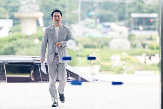 장동혁 국민의힘 대표가 31일 오후 서울 여의도 국회 당대표실로 향하고 있다. 뉴스1