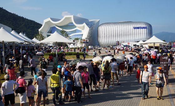 ‘2012 여수엑스포’ 박람회장에 몰린 관람객들. 당시 여수의 물가는 820만명의 엑스포 흥행에 ‘옥에 티’로 지적됐다. [연합뉴스]