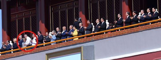 각국 정상들이 2015년 9월 3일 오전 중국 베이징 톈안먼에서 열린 '항일(抗日)전쟁 및 세계 반(反)파시스트 전쟁 승전 70주년'(전승절) 기념행사에 참석해 열병식을 관람하고 있다. 성루에선 알렉산드르 루카셴코 벨라루스 대통령의 셋째 아들인 니콜라이 루카셴코(적색원)가 포착됐다. 청와대사진기자단