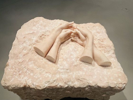 두 사람의 손을 통해 안정감 있는 신뢰 관계를 표상한 작품 ‘손’. [사진 호암미술관]
