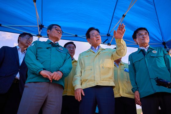 이재명 대통령이 8월 30일 강원 강릉시 오봉저수지를 방문해 가뭄 피해 상황 등을 점검하고 있다. 뉴스1