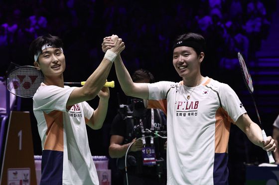 우승을 확정지은 직후 두 주먹을 맞잡고 환호하는 서승재(오른쪽)-김원호 조. AFP=연합뉴스