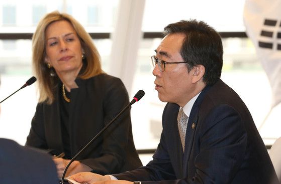 2016년 4월 서울의 한 호텔에서 열린 제1차 한·미 원자력 고위급 위원회. 조태열 당시 외교부 제2차관과 엘리자베스 셔우드 랜달 당시 미국 에너지부 부장관이 모두발언을 하는 모습. 중앙DB.