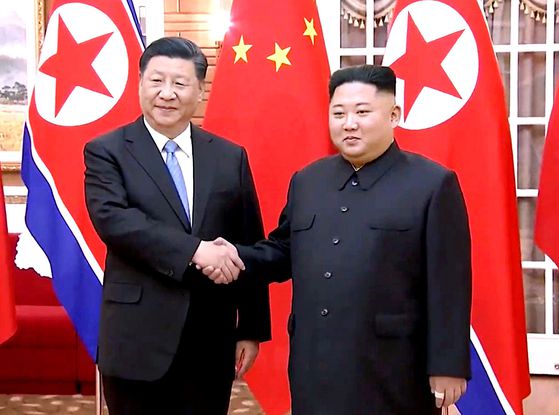 2019년 6월 20일 북한을 국빈 방문한 시진핑 중국 국가 주석이 평양 금수산 영빈관에서 김정은 북한 국무위원장과 정상회담에 앞서 악수하고 있다. CCTV 유튜브 캡처, 뉴시스