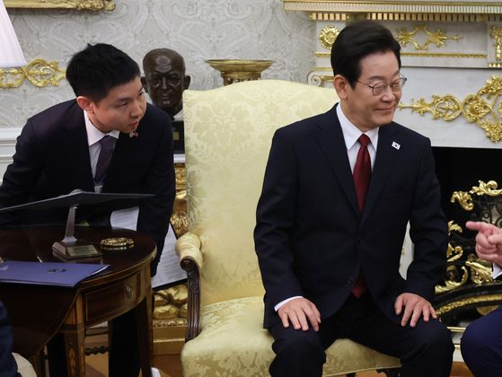 2018년 5월 22일 한 · 미 정상회담에서 트럼프 대통령이 문재인 전 대통령의 통역인 채경훈 당시 청와대 행정관에게 몸을 돌려 동시 통역을 요청하는 장면. 유튜브 채널 트럼프 백악관 저장소(Trump White House Archived) 캡처