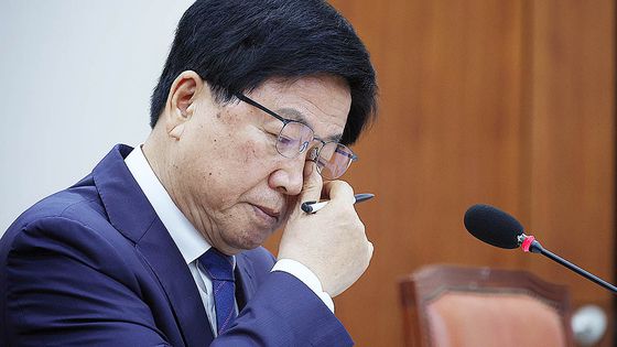 2일 서울 영등포구 국회 교육위원회에서 열린 인사청문회에서 최교진 사회부총리 겸 교육부 장관 후보자가 김영호 위원장에게 선서문을 제출하고 있다. 연합뉴스