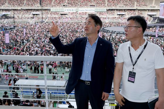 이동환 고양시장이 수도권광역급행철도인 GTX-A 노선 개통일인 지난해 12월 28일 고양시 킨텍스역에서 개통 기념행사를연뒤 시민들과 열차에 탑승한 후 기념촬영을 하고 있다. 사진 고양시