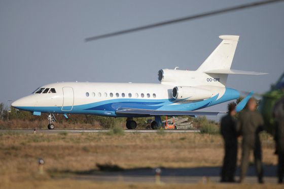 우르술라 폰데어라이엔 유럽연합 집행위원장을 태운 1일 루마니아 콘스탄차 인근 미하일 코갈니체누의 미하일 코갈니체누 공군기지 활주로에서 이륙하고 있다. 로이터=연합뉴스