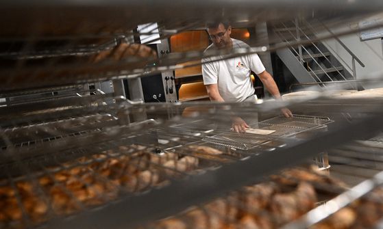 지난달 13일(현지시간) 프랑스 남서부 오세에서 빵집 주인이 바게트 빵을 굽고 있다. AFP=연합뉴스