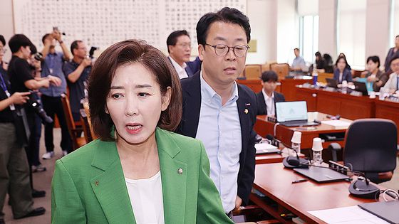 2일 서울 여의도 국회에서 열린 법제사법위원회 전체회의에서 국민의힘 나경원 의원이 여당 의원들과 인사하고 자리로 향하고 있다. 연합뉴스