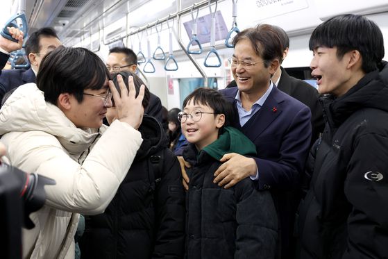 이동환 고양시장은 지난달 21일 고양종합운동장에서 중앙일보와 취임 3주년 인터뷰를 갖고 “시는 고양경제자유구역 추진과 함께 일산테크노밸리, 고양방송영상밸리, 킨텍스 제3전시장 등 대규모 자족 기반 조성을 본격적으로 추진하면서 기업과 일자리가 모이는 산업 벨트를 조성하고 있다”고 말했다. 사진 고양시