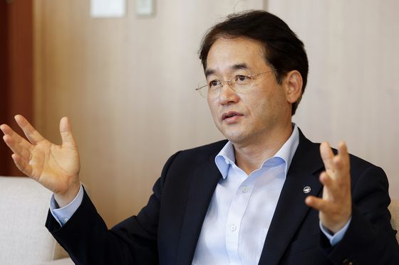 이동환 고양시장(왼쪽)이 지난 7월 6일 고양시 일산서구 고양종합운동장에서 열린 ‘블랙핑크 월드 투어 콘서트’ 현장을 찾아 이승재 고양시 교육문화국장(오른쪽)과 함께 운영 상황을 점검하고 있다. 사진 고양시