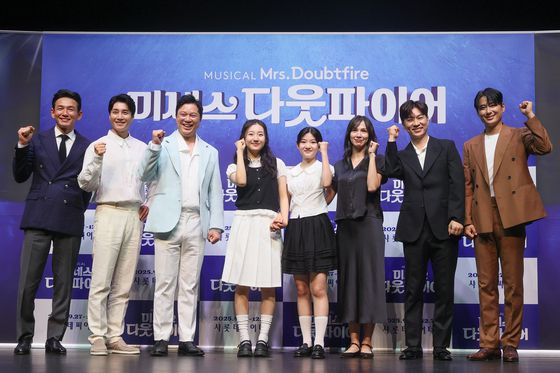 뮤지컬 '미세스 다웃파이어'가 3년만에 한국에서 공연한다. (왼쪽부터) 배우 황정민, 김다현, 정성화, 김태희, 설가은, 린아, 정상훈, 이지훈이 2일 서울 서대문구 이화여자대학교 삼성홀에서 열린 뮤지컬 '미세스 다웃파이어' 제작발표회에 참석했다. 연합뉴스