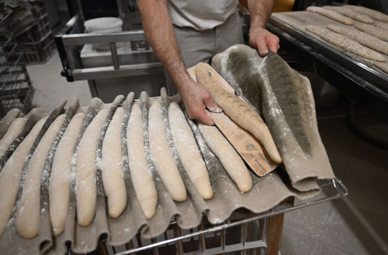 지난달 13일(현지시간) 프랑스 남서부 오세에서 빵집 주인이 오븐에서 구울 바게트 빵을 만들고 있다. AFP=연합뉴스