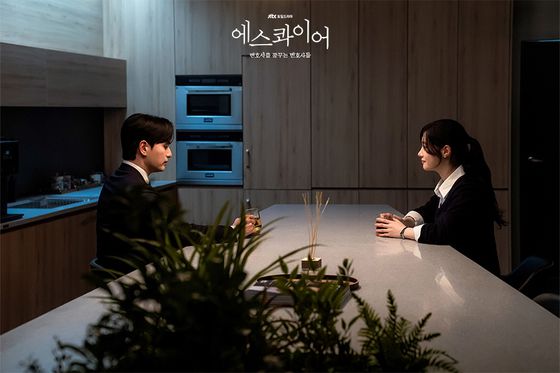 윤석훈(이진욱)과 강효민(정채연)은 각자 로펌에서 바쁜 하루를 보낸 후 차를 마시며 마음을 공유하는 시간을 갖는다. 사진 SLL, 비에이엔터테인먼트, 스튜디오S