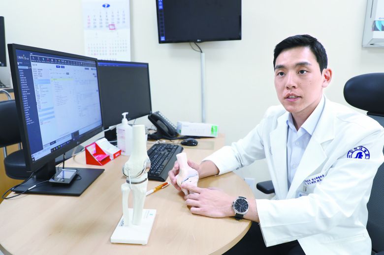 원사무엘재윤 교수가 퇴행성 관절염 치료법에 관해 설명하고 있다. [사진 인하대병원]