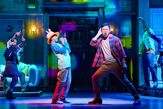 지난 2022년 초연 당시 뮤지컬 '미세스 다웃파이어' 공연 모습. 정성화는 초연에 이어 올해 재연에서도 '다니엘' 역을 맡는다. 사진 샘컴퍼니