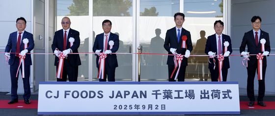 국내 식품 업계에선 처음으로 일본에 지바현 기사라즈시에 생산시설을 세운 CJ제일제당이 공장 준공을 기념해 2일 테이프 커팅식을 갖고 있다. 왼쪽부터 오재석 CJ제일제당 식품COO, 그레고리 옙 식품사업부문 대표, 강신호 부회장, 구마가이 도시히토 치바현 지사, 김병규 CJ푸즈 재팬 법인장, 이철성 치바 공장장