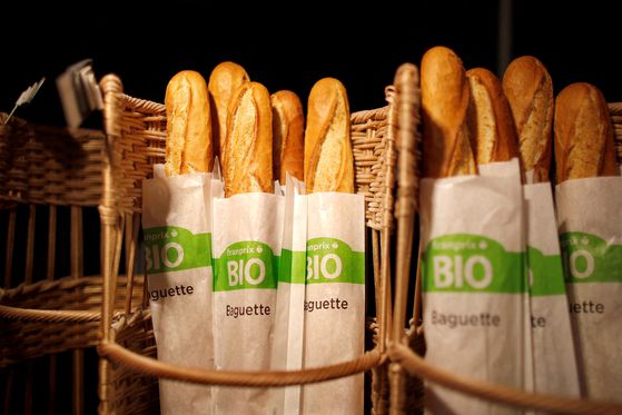 지난 2019년 4월 17일(현지시간) 프랑스 파리의 프랑프릭스(Franprix) 슈퍼마켓 빵 코너에 진열된 프랑스 바게트 빵들. 로이터=연합뉴스