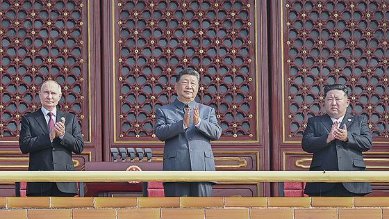 3일 중국 베이징에서 열린 전승절 80주년 기념 대규모 열병식에서 시진핑 중국 주석, 김정은 북한 국무위원장, 푸틴 러시아 대통령이 함께 이동하는 장면이 서울역 대합실에 설치된 TV에 나오고 있다. 연합뉴스