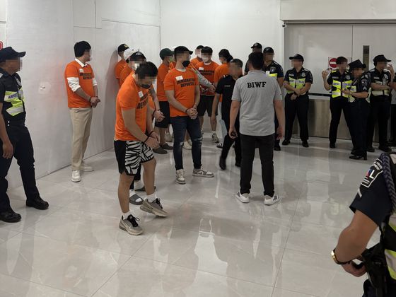 3일 필리핀 마닐라의 니노이 아키노 국제공항에서 현지 당국이 한국으로부터 도피한 피의자를 한국에 송환하기 위해 호송하고 있다. 사진 경찰청