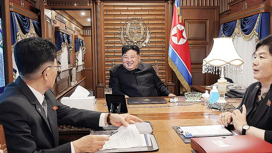 김정은 북한 국무위원장이 중국 베이징으로 향하는 열차에서 최선희 외무상(오른쪽), 김성남 노동당 국제부장과 이야기하고 있다. [노동신문=뉴스1]
