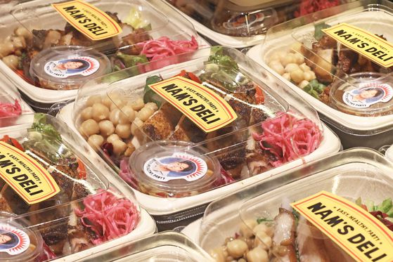 프리미엄 델리 전문관에선 태국 전통 메뉴를 선보이는 ‘남스 델리’(위 사진), 중식 대가 여경래 셰프와 협업한 상하이 만두 브랜드 ‘구오 만두’, 흑백요리사 출신 장호준 셰프의 ‘에그롤린’ 등을 만날 수 있다.