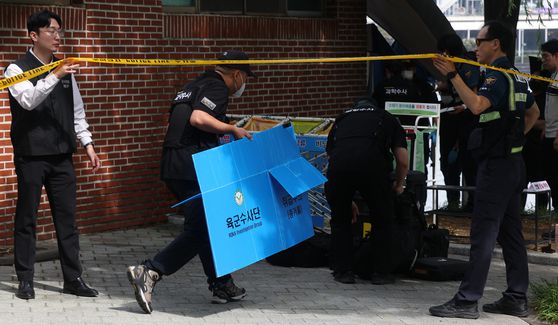 지난 2일 대구 수성구 수성못 인근에서 현역 육군 대위가 총상을 입고 사망한 채 발견된 가운데 사건 현장에서 육군수사단, 경찰 과학수사대 등이 현장조사를 벌이고 있다. 연합뉴스